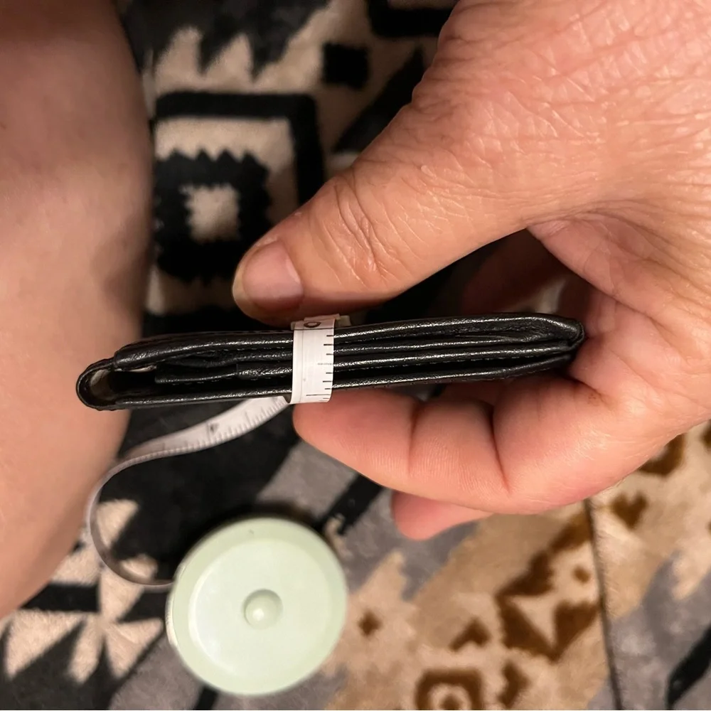 Burberry EUC Vintage Men’s Black Leather Wallet with Gold Accent - Picture 14 of 14